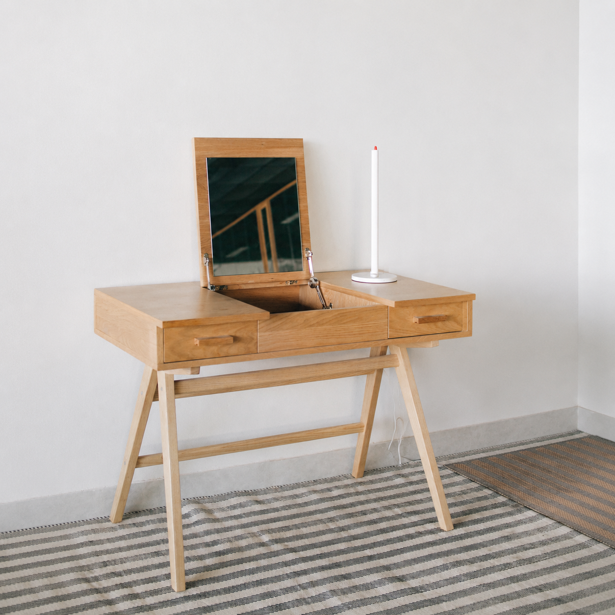 desks & mirrors