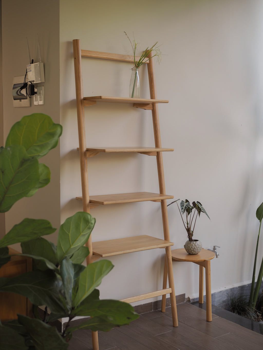 Tosta leaning wall shelf