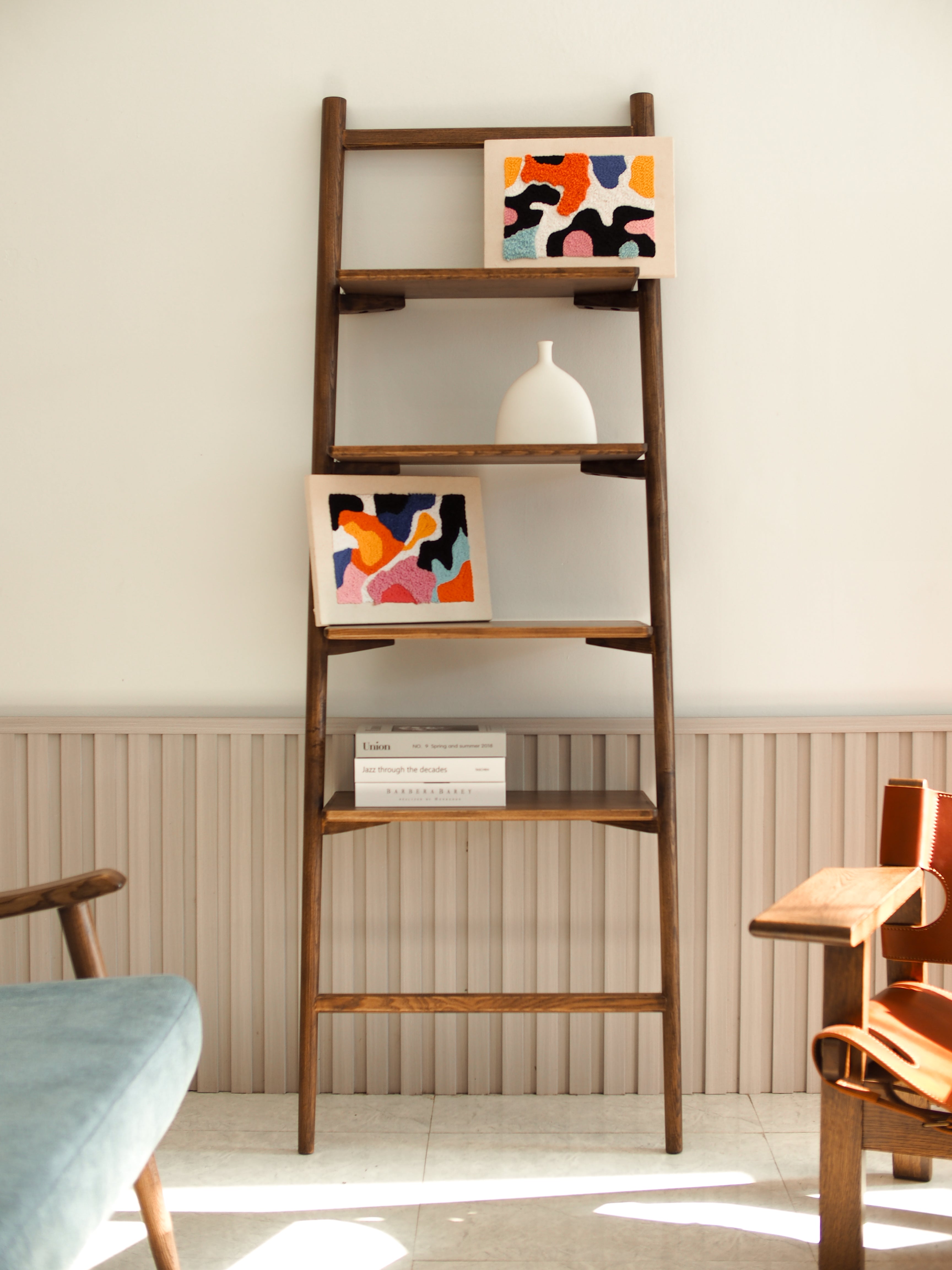 Tosta leaning wall shelf