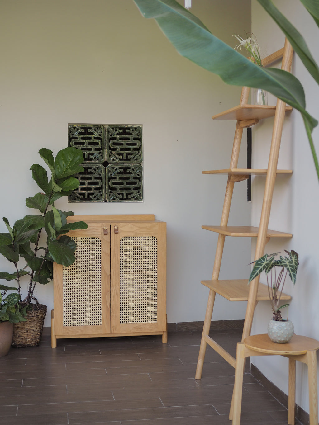 Tosta leaning wall shelf