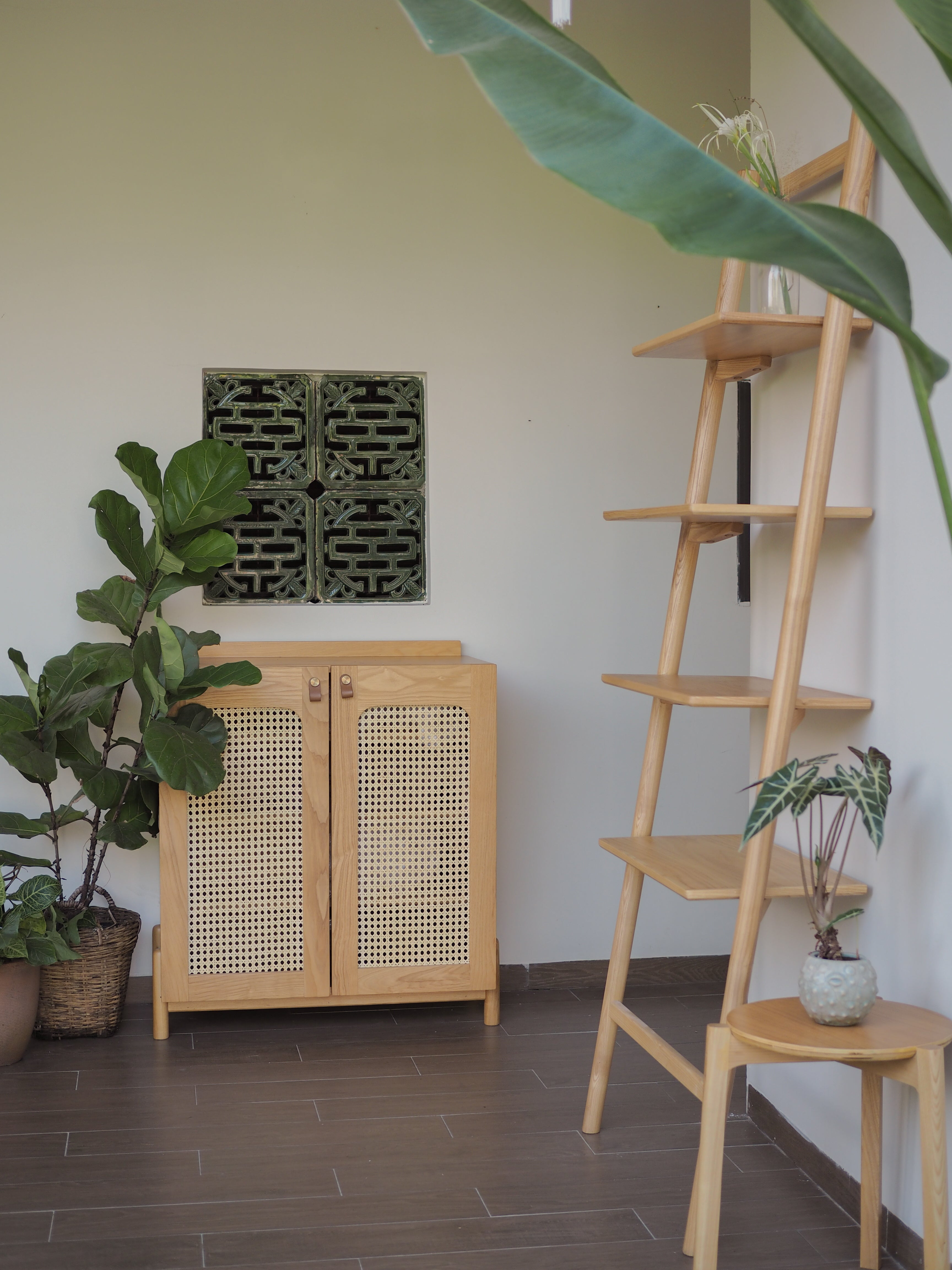 Tosta leaning wall shelf